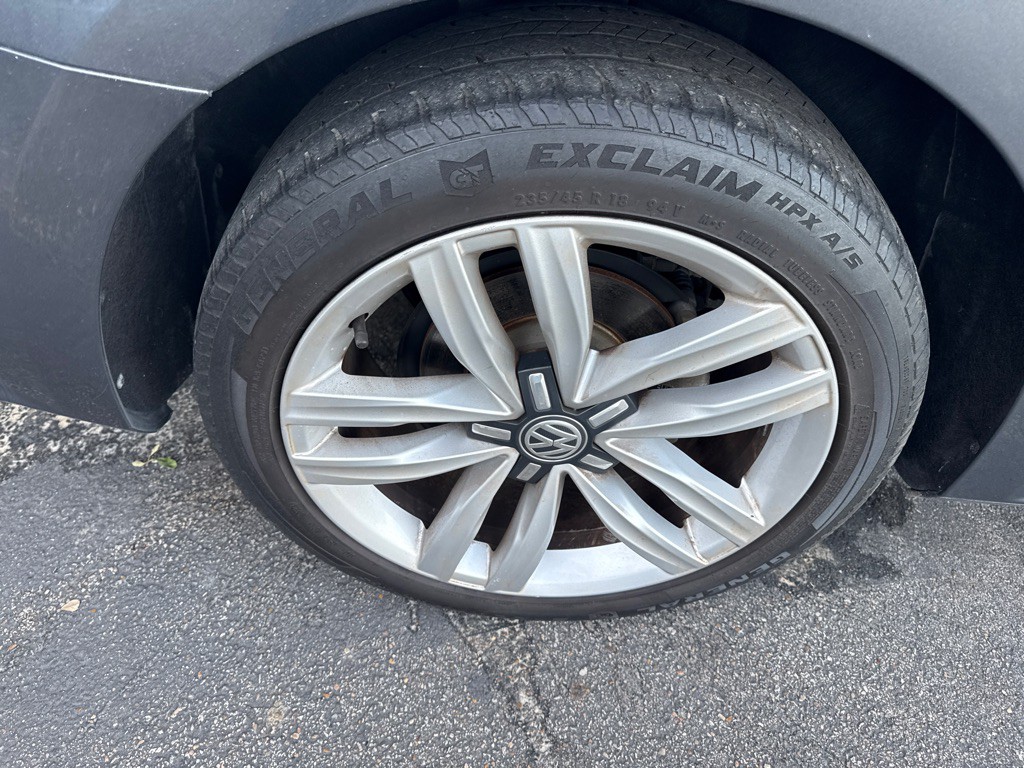 2017 Volkswagen Passat Image 24