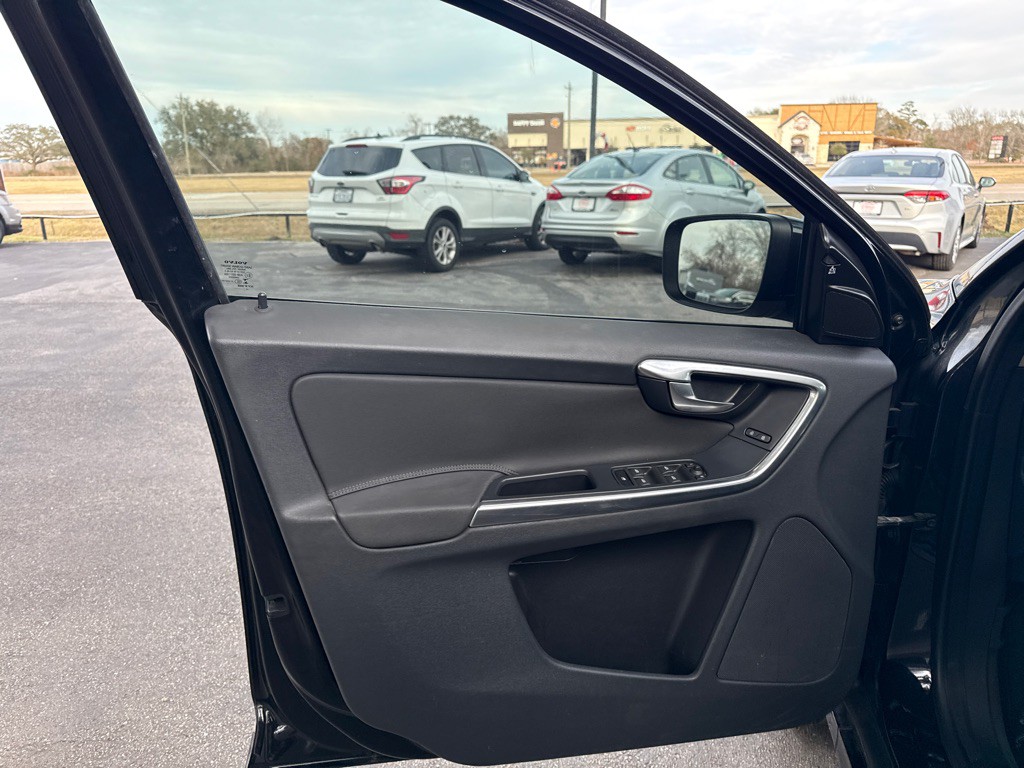 2015 Volvo XC60 Image 9