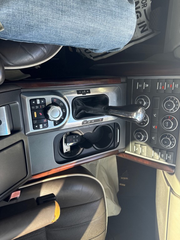 2010 Land Rover Range Rover Image 12