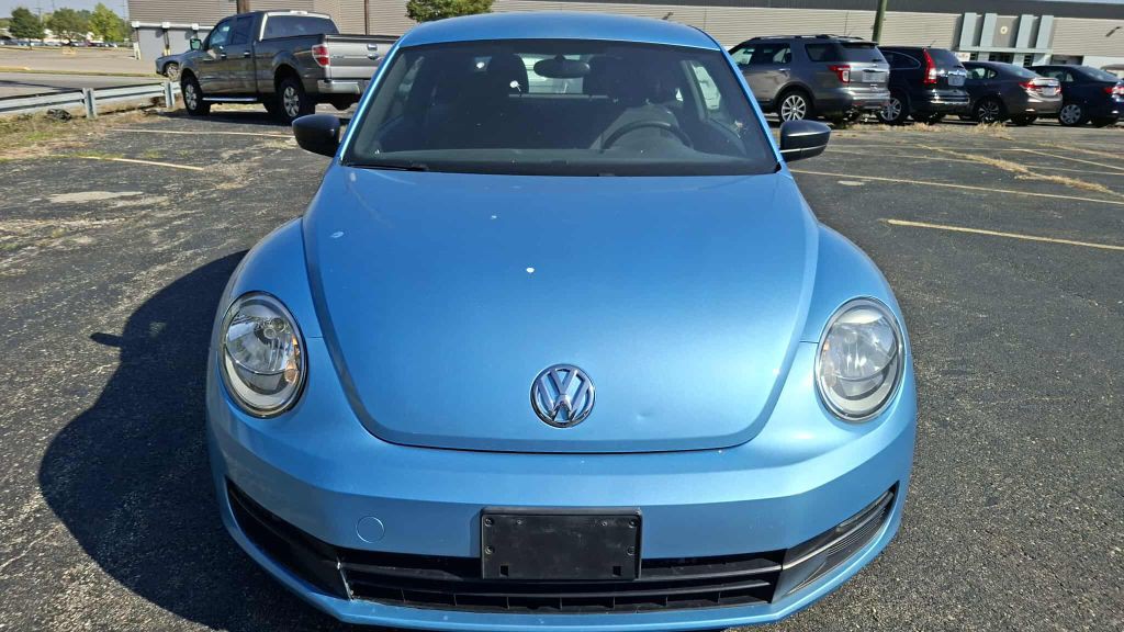 2013 Volkswagen Beetle Image 2
