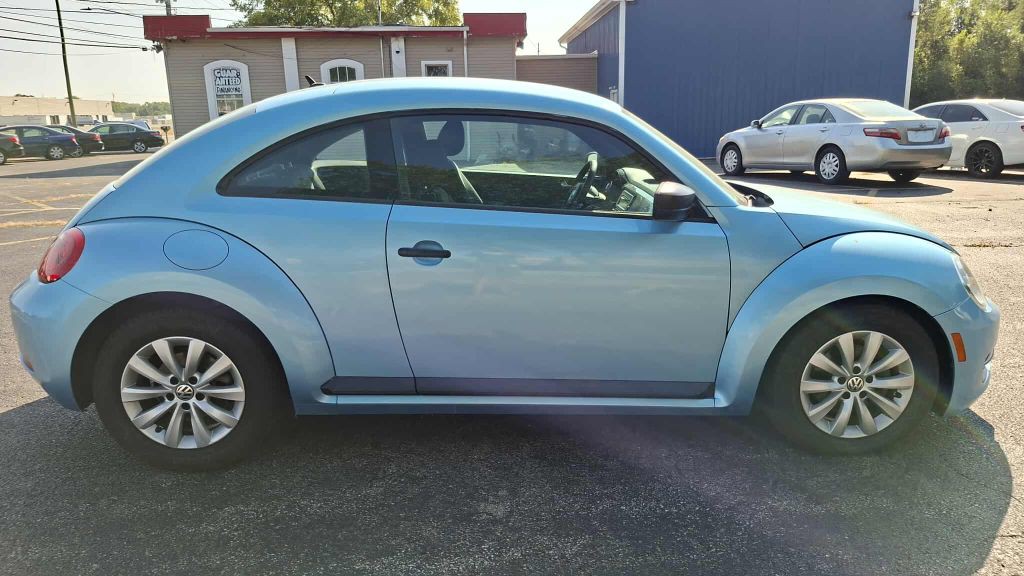 2013 Volkswagen Beetle Image 8
