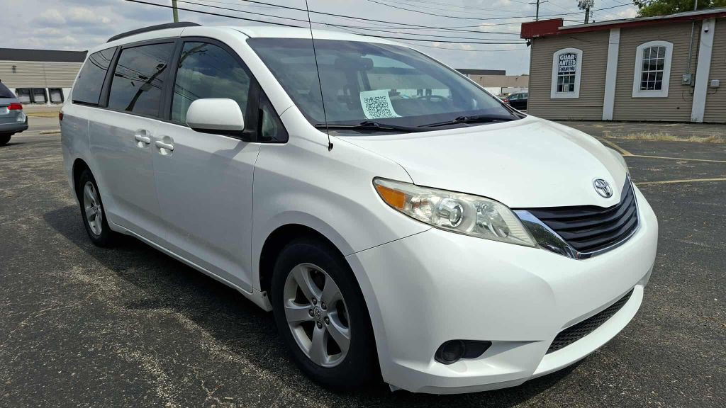 2011 Toyota Sienna Image 1