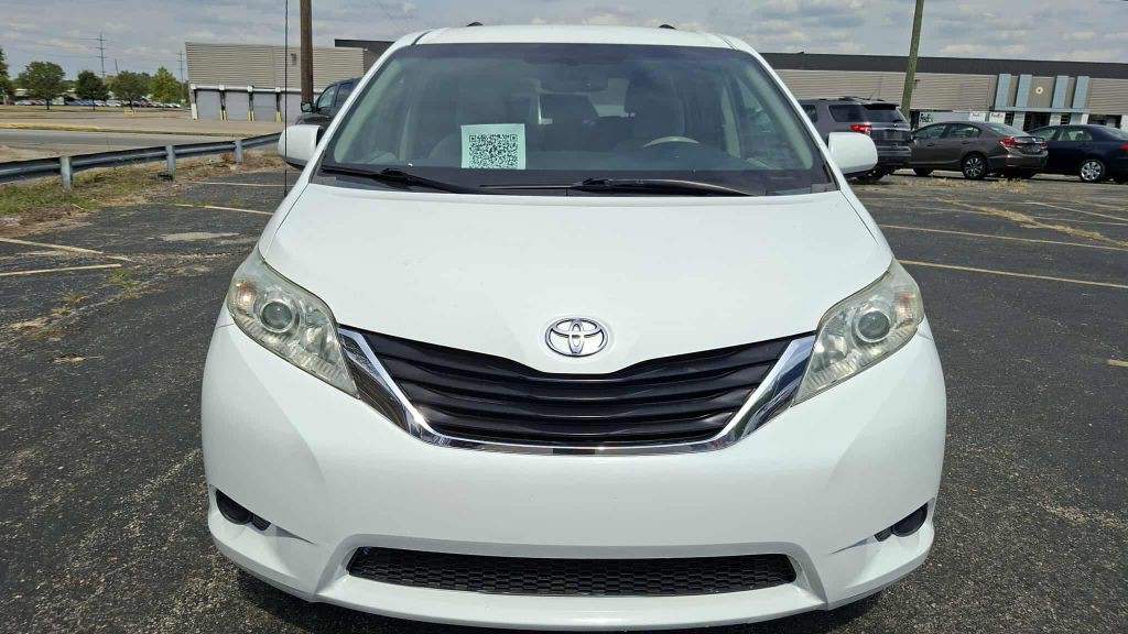 2011 Toyota Sienna Image 2
