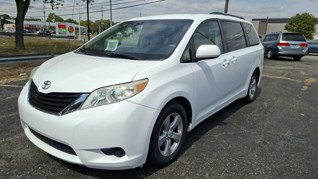 2011 Toyota Sienna Image 3