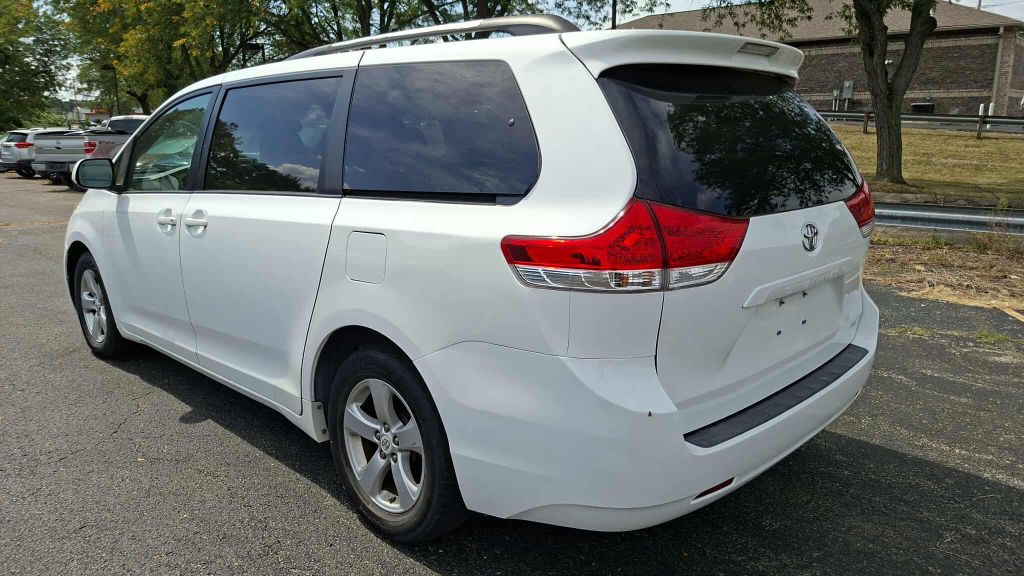 2011 Toyota Sienna Image 5