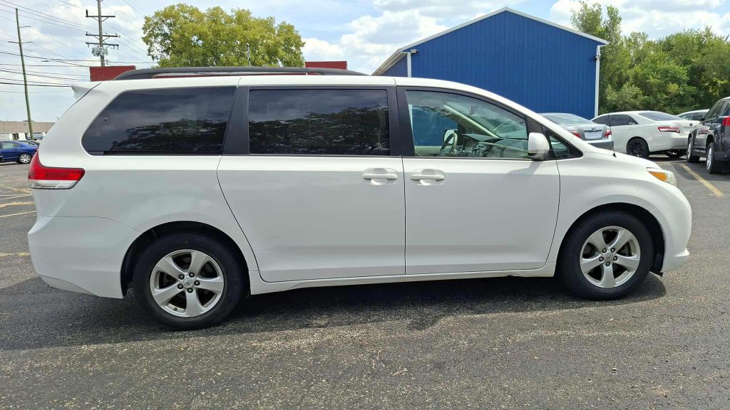2011 Toyota Sienna Image 8