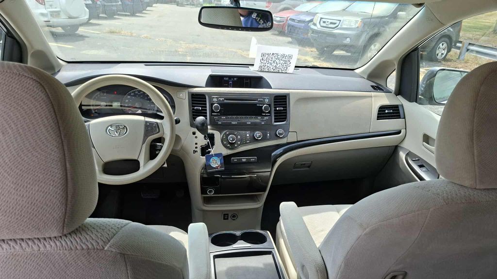 2011 Toyota Sienna Image 12