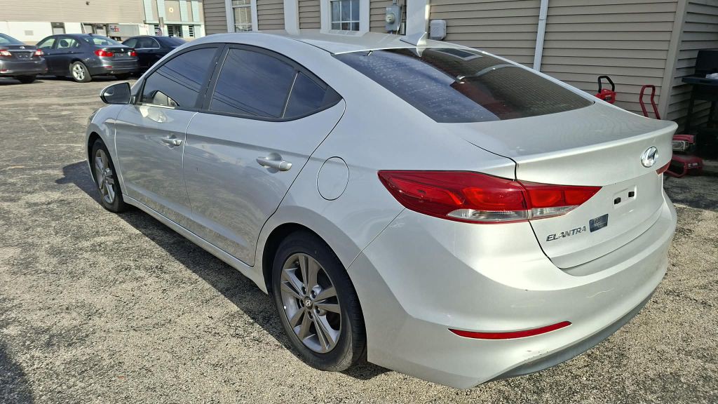 2017 Hyundai Elantra Image 2