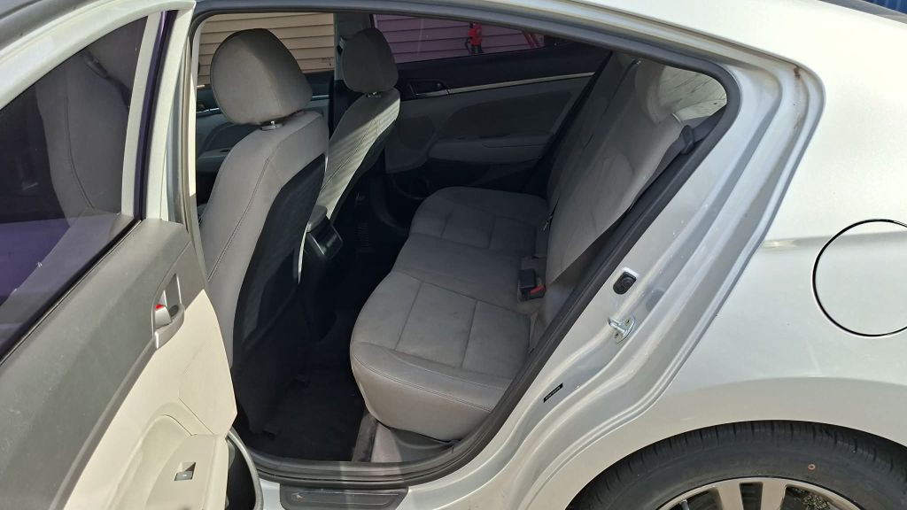 2017 Hyundai Elantra Image 3