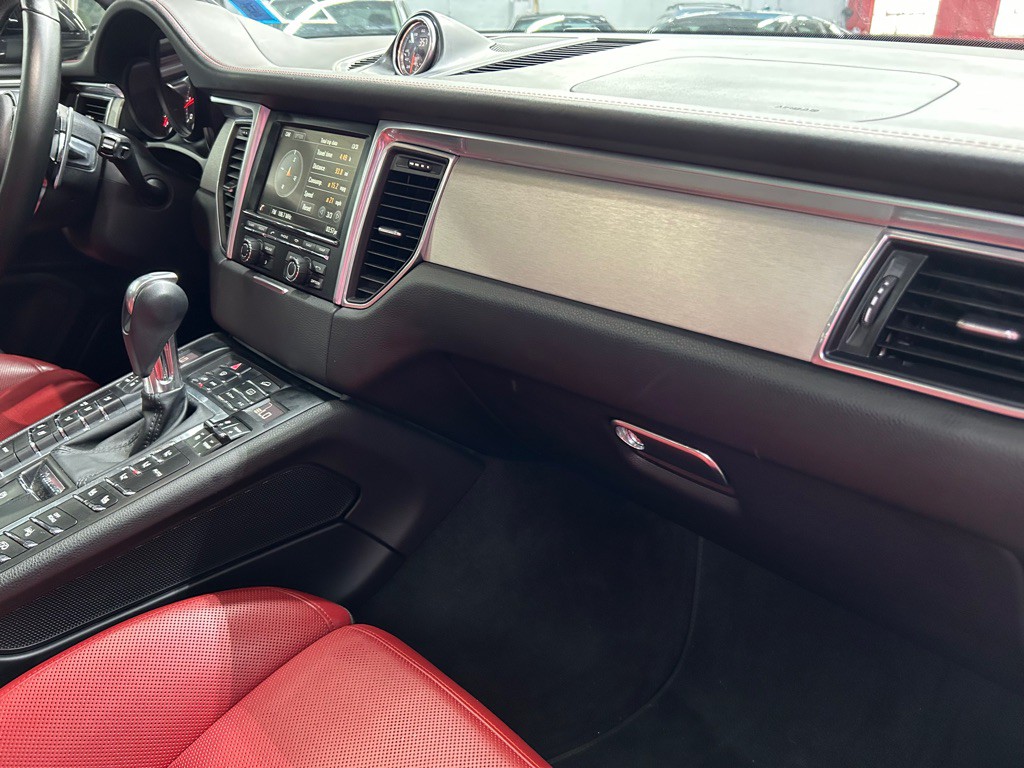 2015 Porsche Macan Image 31