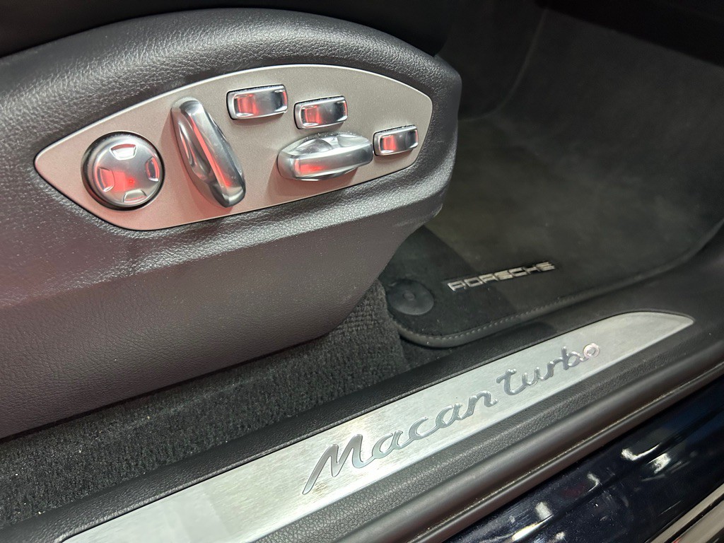 2015 Porsche Macan Image 32