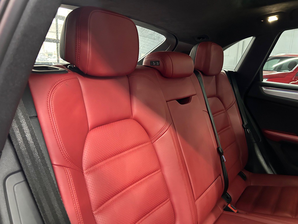 2015 Porsche Macan Image 34