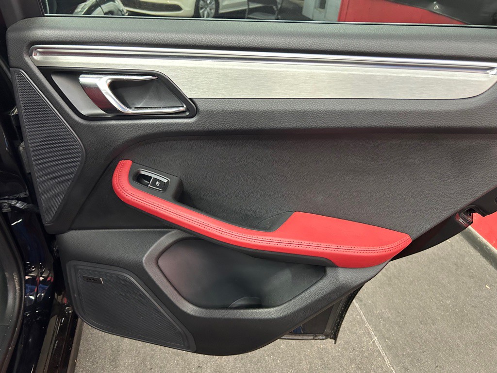 2015 Porsche Macan Image 36