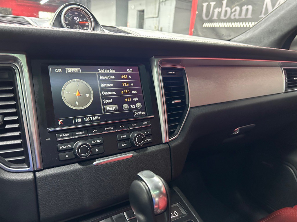 2015 Porsche Macan Image 53