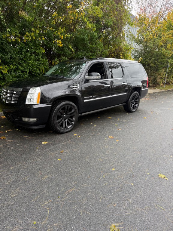 2011 Cadillac Escalade Image 2