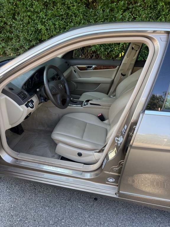 2010 Mercedes-Benz C-Class Image 6