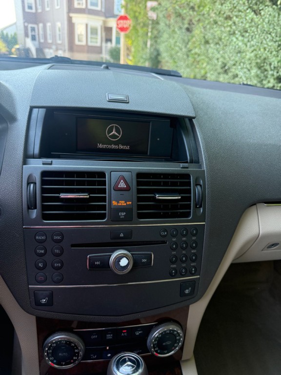 2010 Mercedes-Benz C-Class Image 7