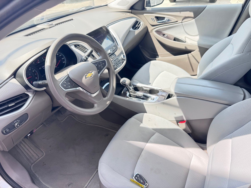 2022 Chevrolet Malibu Image 2