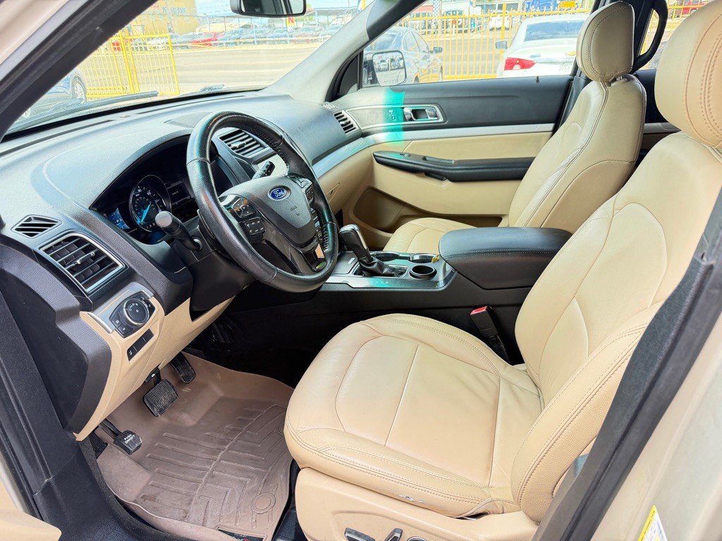2017 Ford Explorer Image 2
