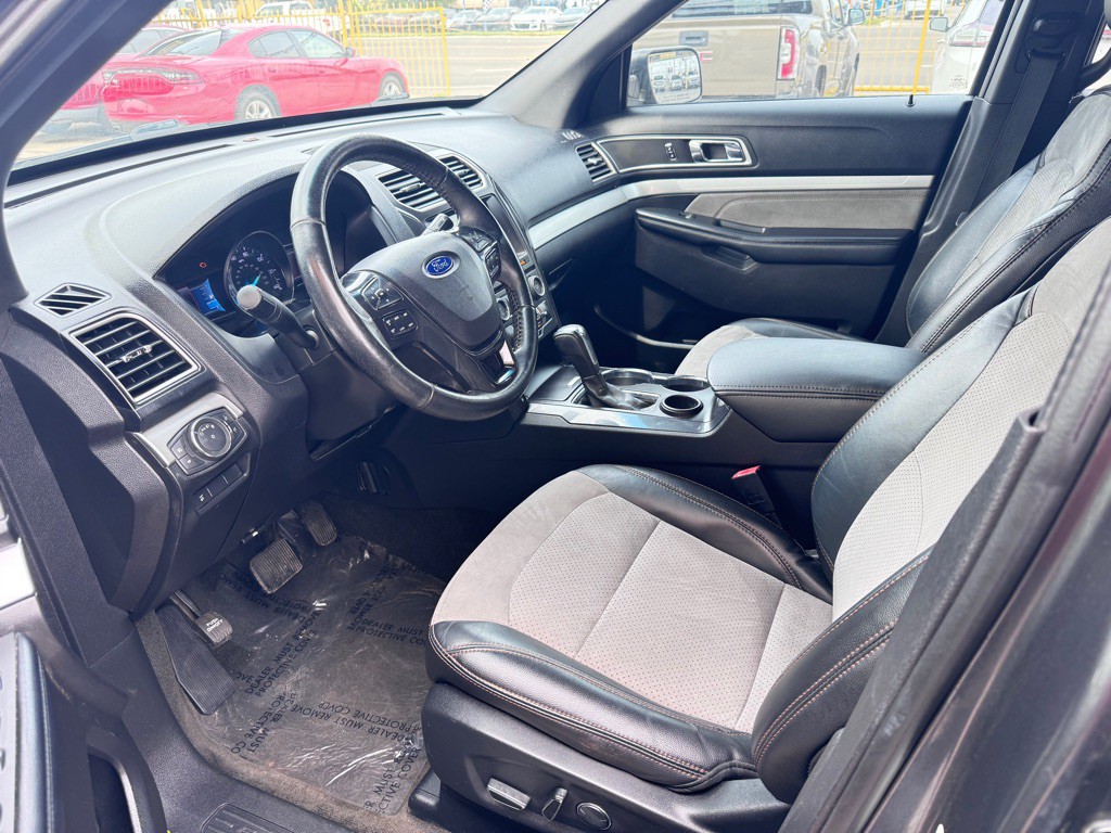 2017 Ford Explorer Image 2
