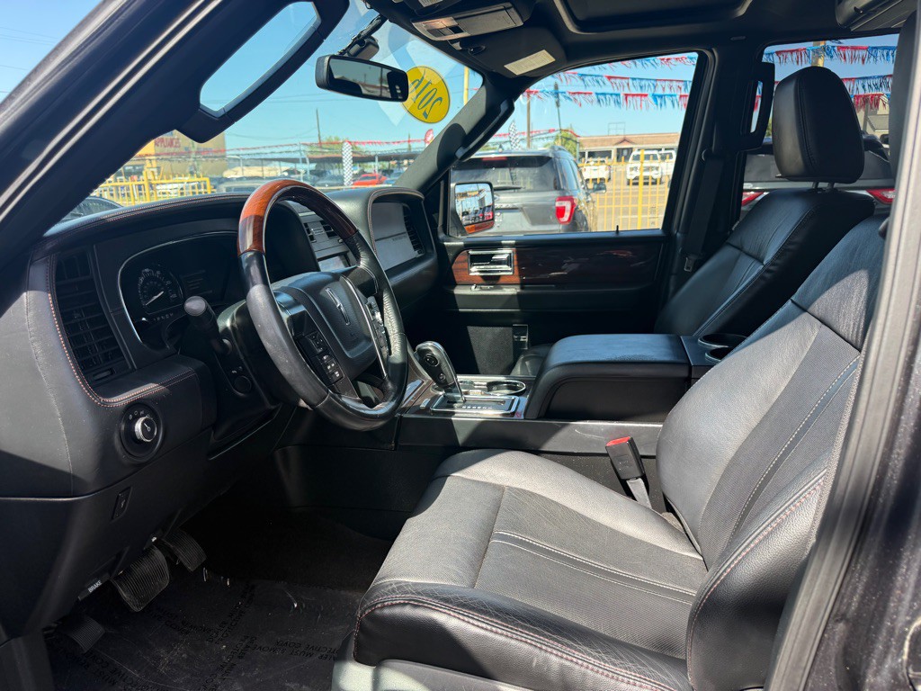 2016 Lincoln Navigator Image 2