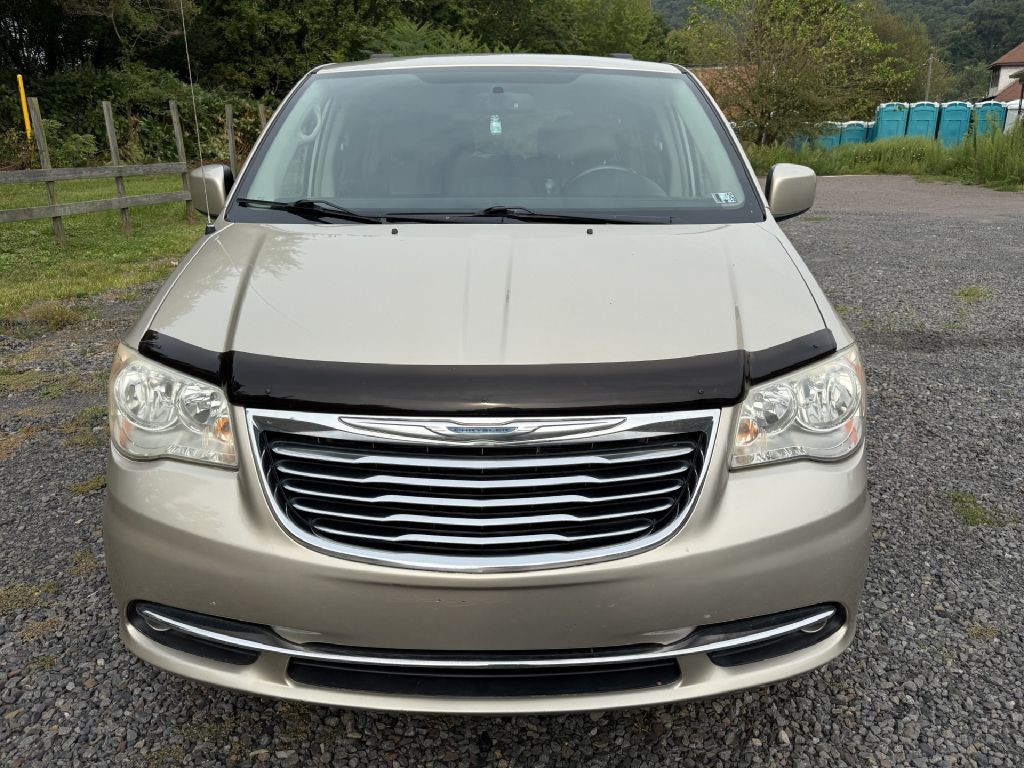 2014 Chrysler Town & Country Image 2