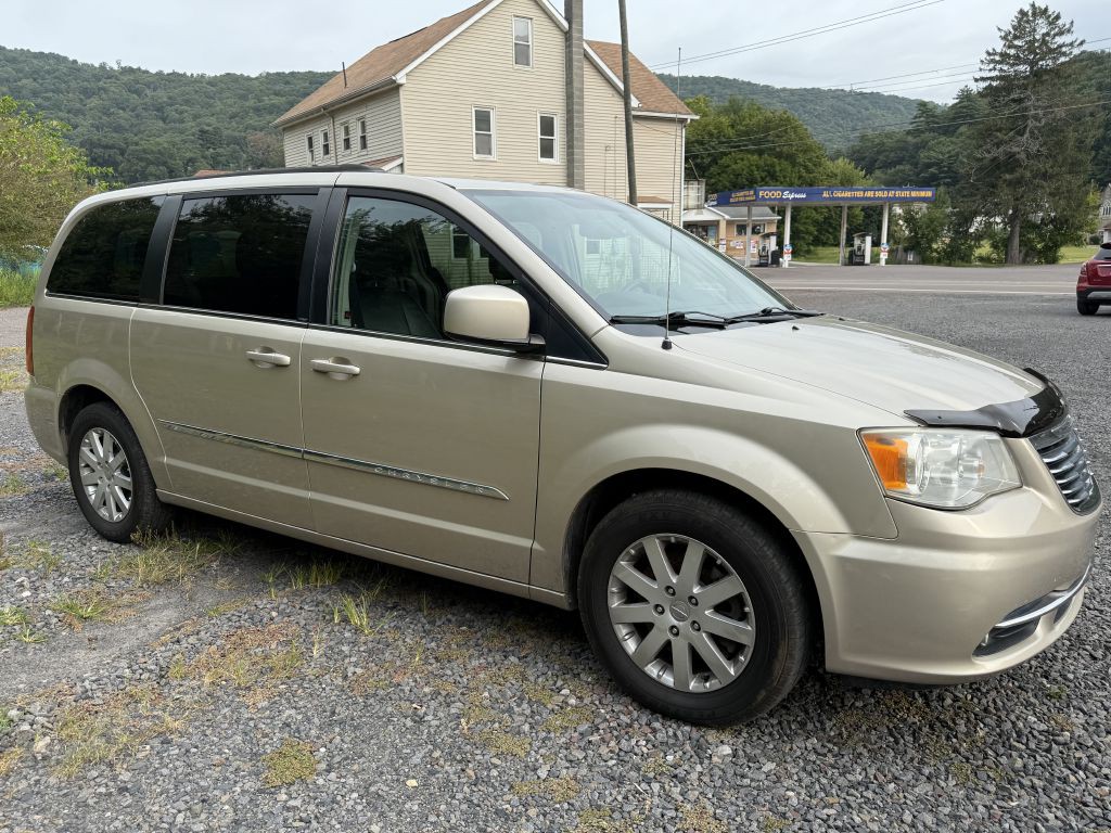 2014 Chrysler Town & Country Image 3
