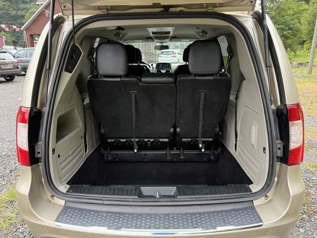 2014 Chrysler Town & Country Image 5
