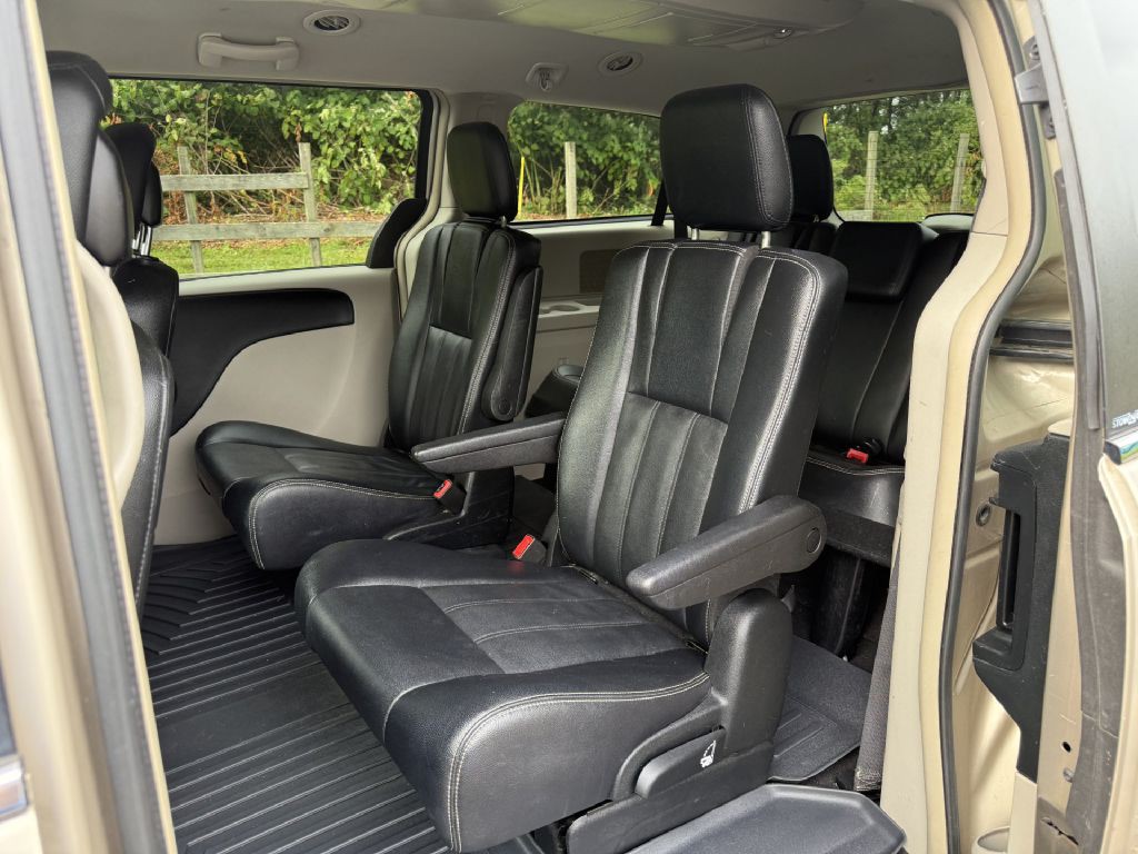 2014 Chrysler Town & Country Image 8
