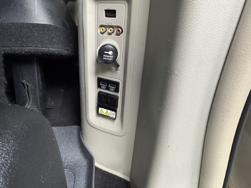 2014 Chrysler Town & Country Image 10