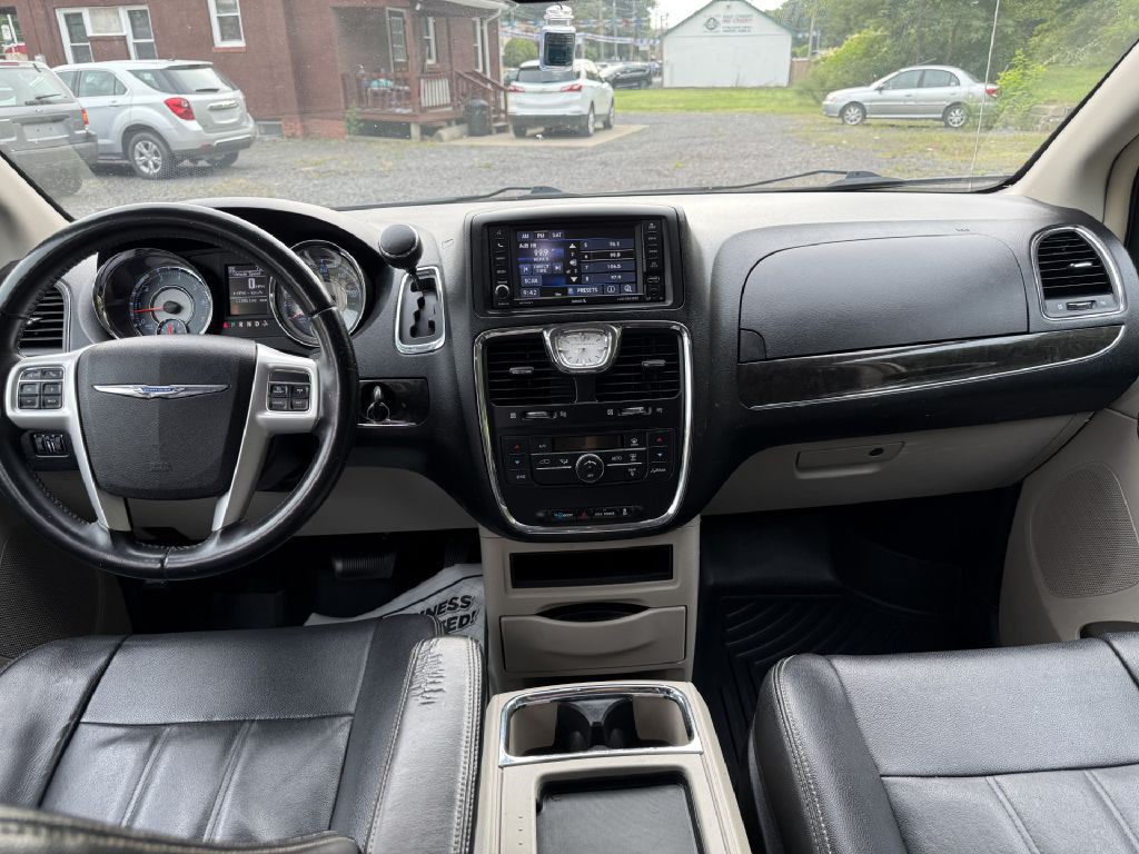 2014 Chrysler Town & Country Image 12