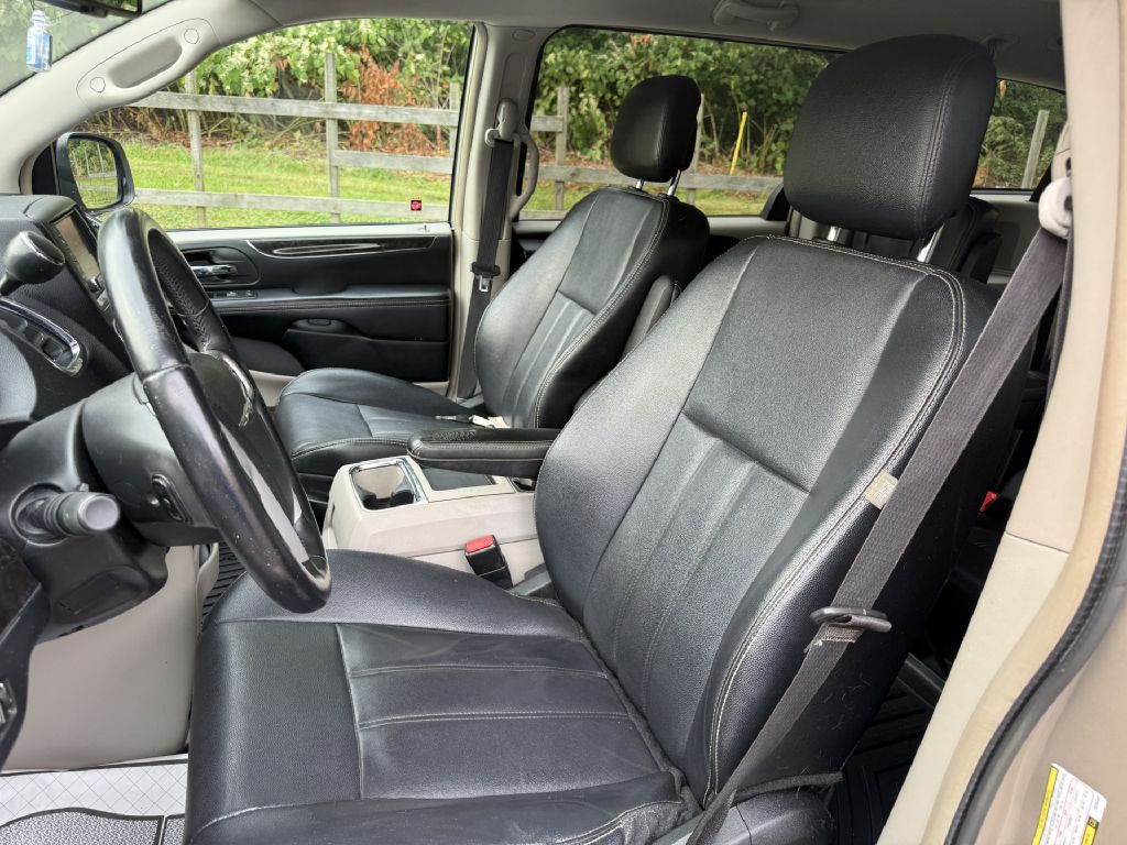 2014 Chrysler Town & Country Image 13
