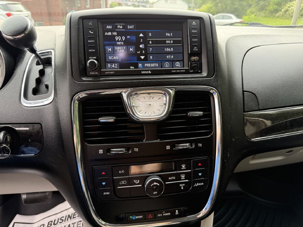 2014 Chrysler Town & Country Image 14