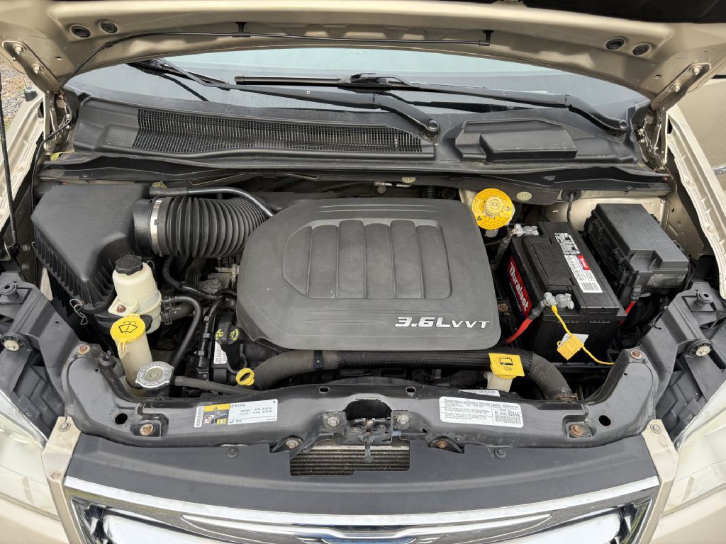 2014 Chrysler Town & Country Image 16