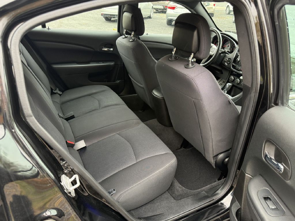 2014 Chrysler 200 Image 8