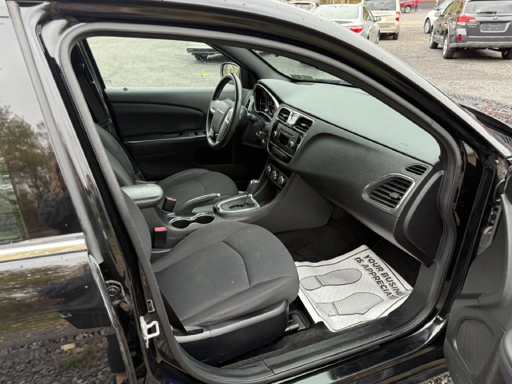 2014 Chrysler 200 Image 9