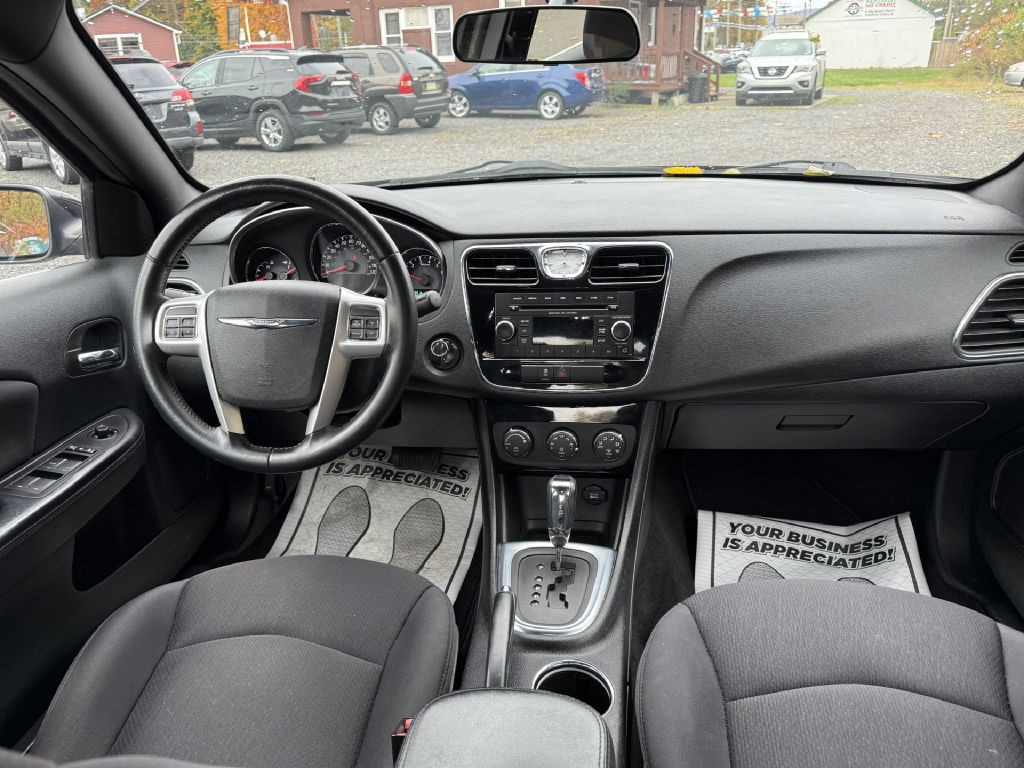 2014 Chrysler 200 Image 10