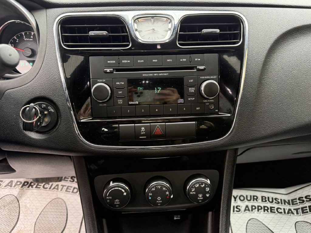 2014 Chrysler 200 Image 12