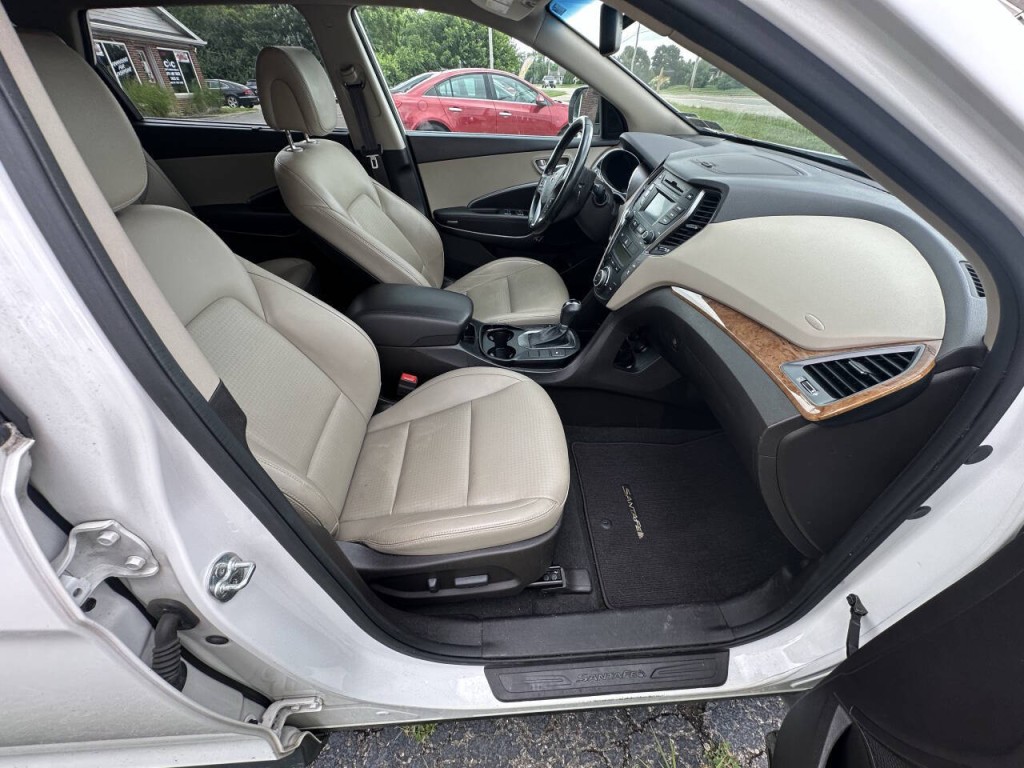 2014 Hyundai Santa Fe Image 17