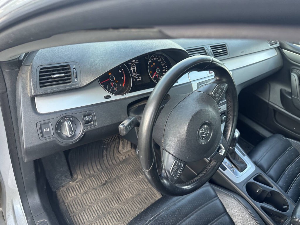2010 Volkswagen CC Image 8