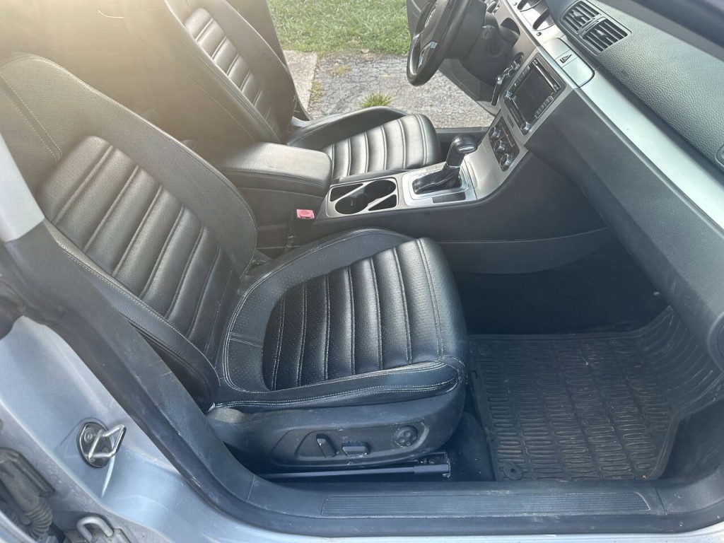 2010 Volkswagen CC Image 12