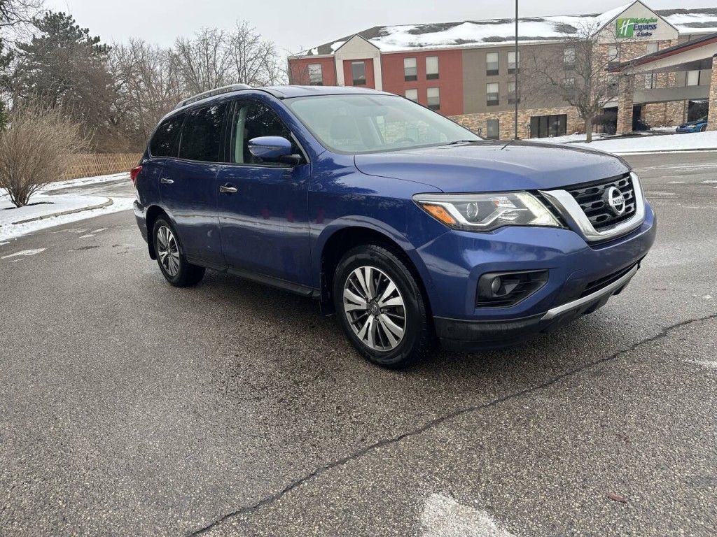 2017 Nissan Pathfinder Image 1