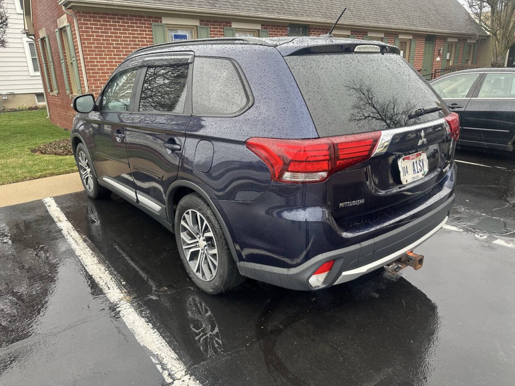 2016 Mitsubishi Outlander Image 8