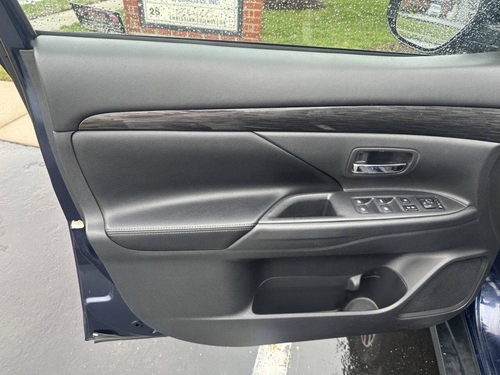 2016 Mitsubishi Outlander Image 13