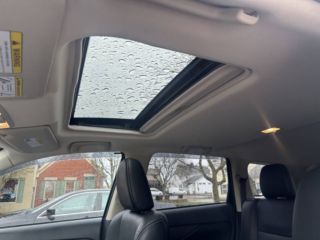 2016 Mitsubishi Outlander Image 16