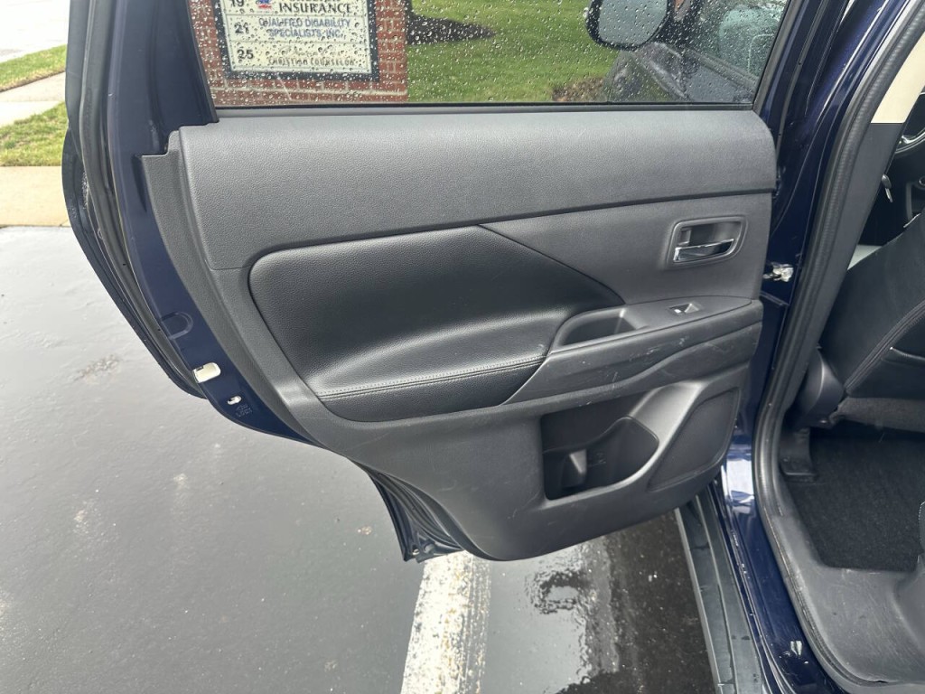 2016 Mitsubishi Outlander Image 19