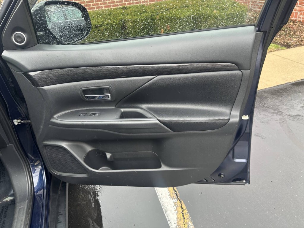 2016 Mitsubishi Outlander Image 22