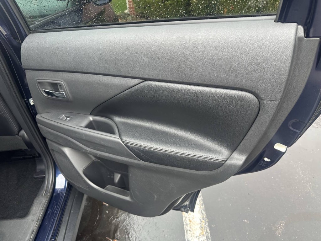 2016 Mitsubishi Outlander Image 24