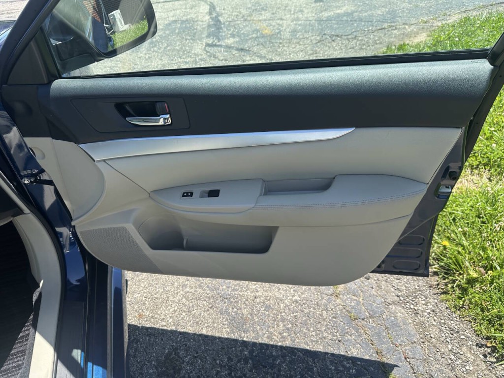 2011 Subaru Legacy Image 16