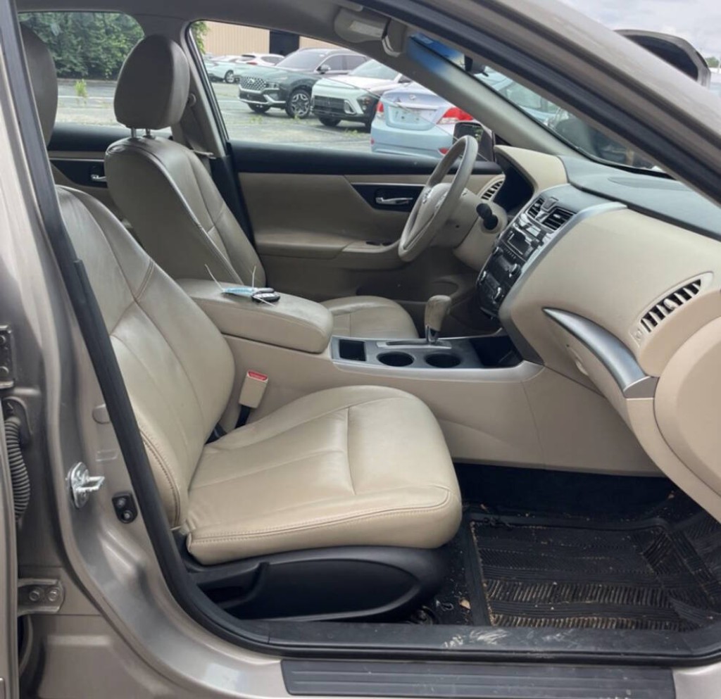 2015 Nissan Altima Image 10